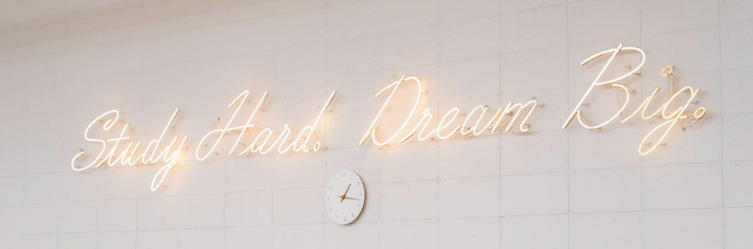 열람실 벽의 Study Hard. Dream Big. 네온사인과 시계