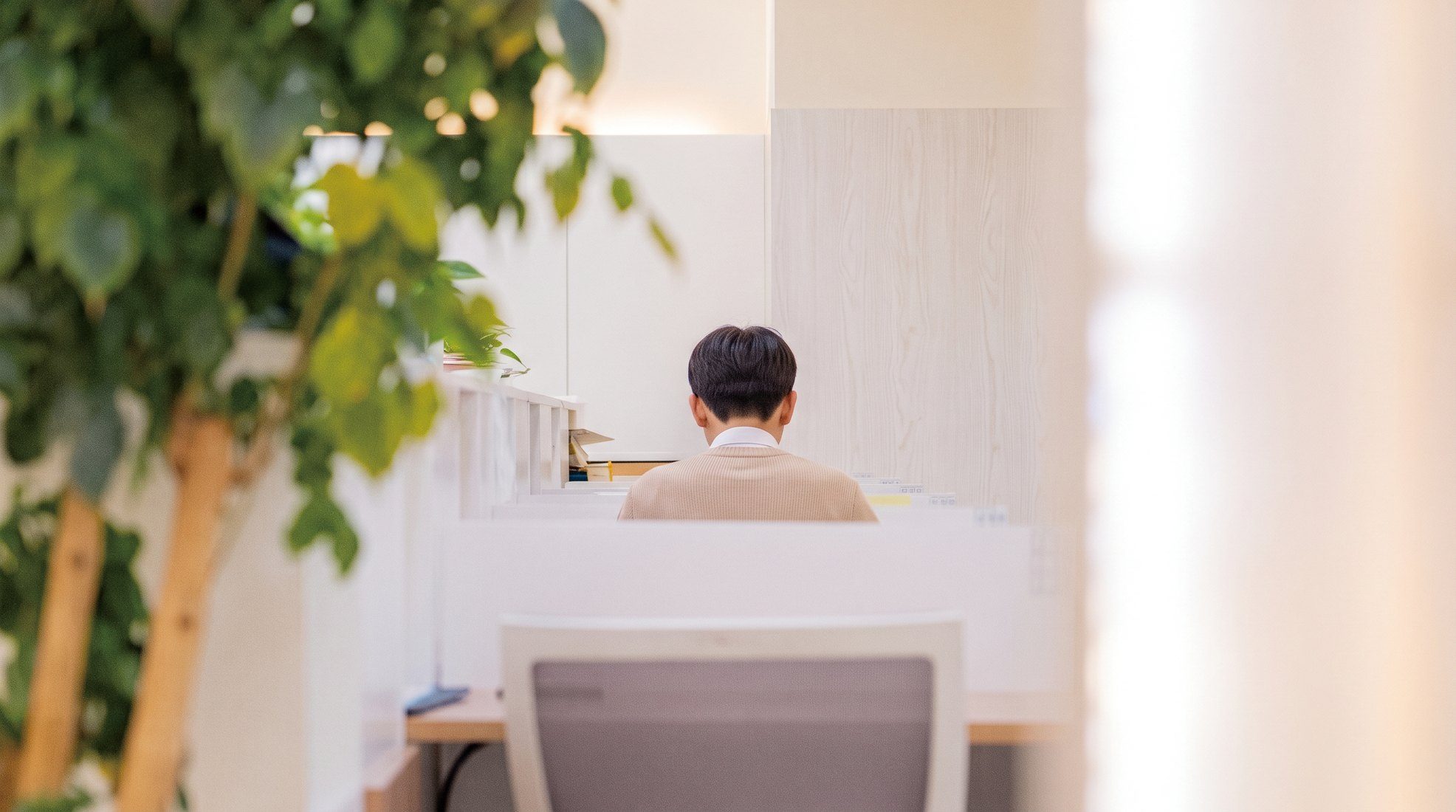 자리에서 공부하는 학생의 뒷모습